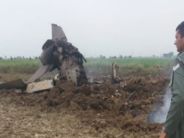 Madhya Pradesh: MiG 21 Trainer Aircraft Of Indian Air Force Crashes In Gwalior, Pilots Eject Safely Madhya Pradesh: MiG 21 Trainer Aircraft Of Indian Air Force Crashes In Gwalior, Pilots Eject Safely