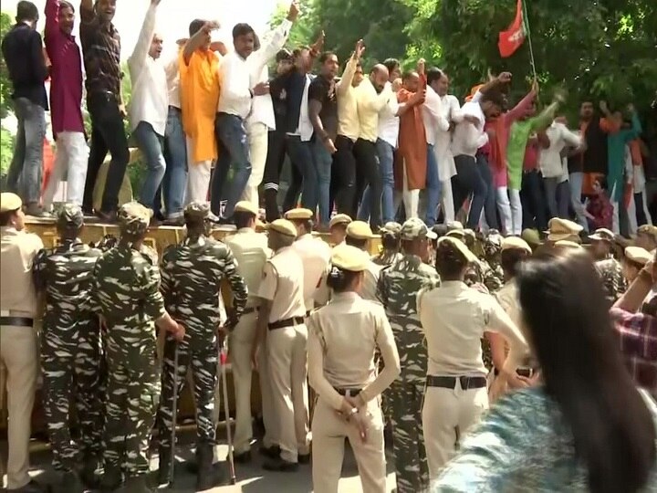 BJP Purvanchal Morcha Protest Outside Kejriwal Residence In Delhi Over NRC BJP Protests Outside Arvind Kejriwal's Residence For Swipe At Manoj Tiwari Over NRC