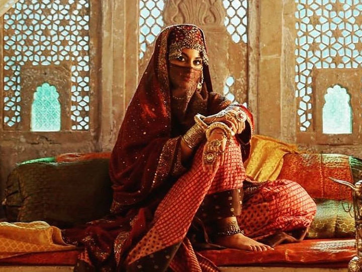 Sonakshi Sinha's 'niqab' look as 'Noor Bai' from Saif Ali Khan's 'Laal Kaptaan' out Sonakshi Sinha's 'Niqab' Look As 'Noor Bai' From Saif Ali Khan's 'Laal Kaptaan' Out
