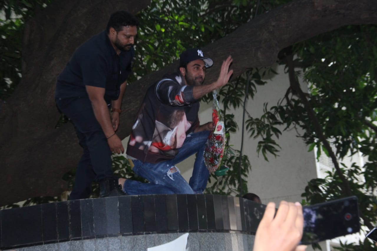 PICS & VIDEO: Ranbir Kapoor Clicks Selfies With Fans On His Birthday