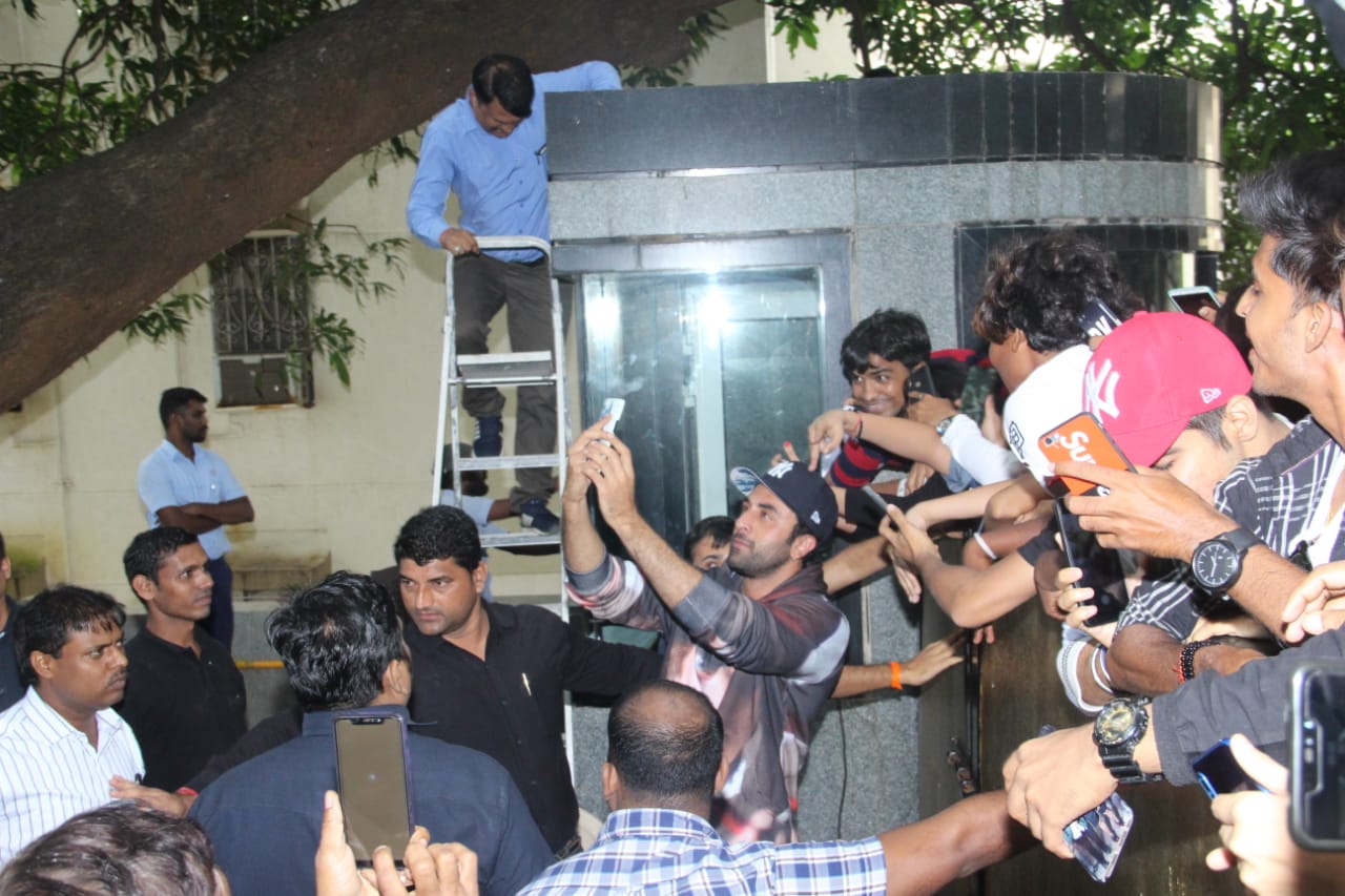 PICS & VIDEO: Ranbir Kapoor Clicks Selfies With Fans On His Birthday