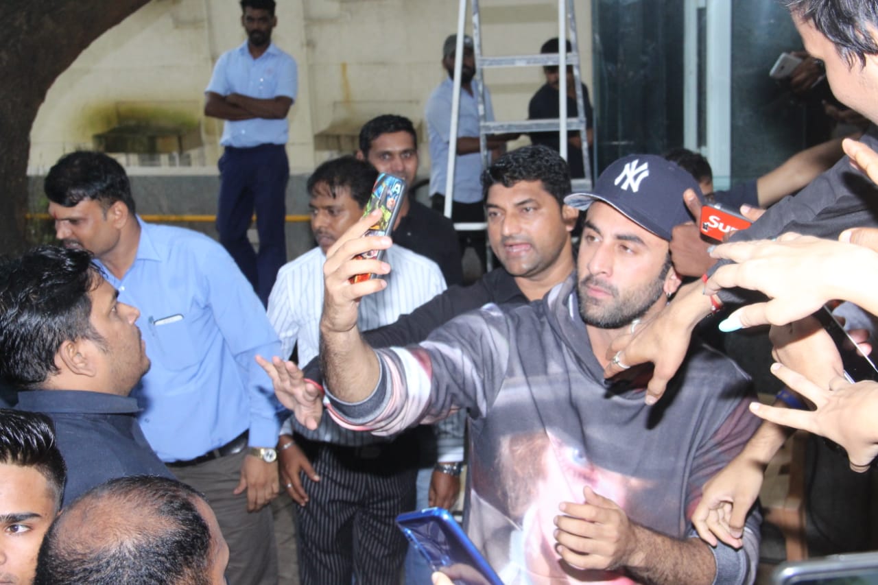 PICS & VIDEO: Ranbir Kapoor Clicks Selfies With Fans On His Birthday