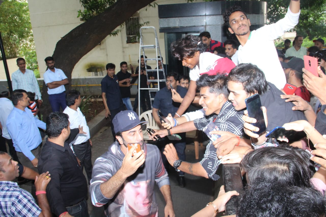 PICS & VIDEO: Ranbir Kapoor Clicks Selfies With Fans On His Birthday