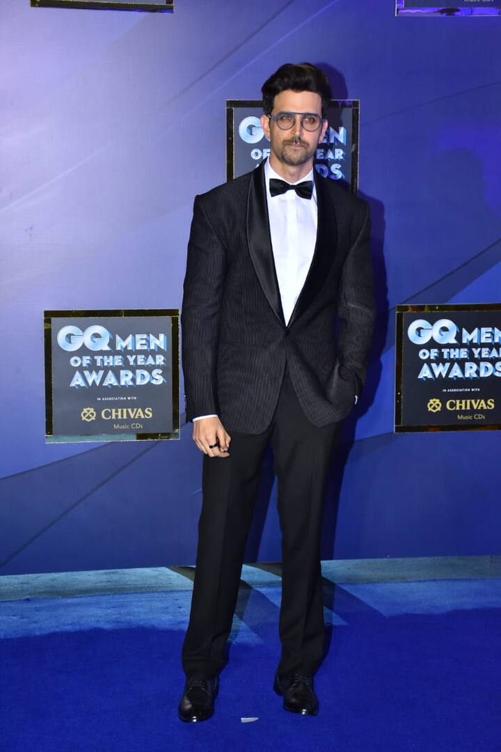 The actor, last seen in ‘Super 30’, looked dapper in a black suit. He completed his look with a pair of glasses.