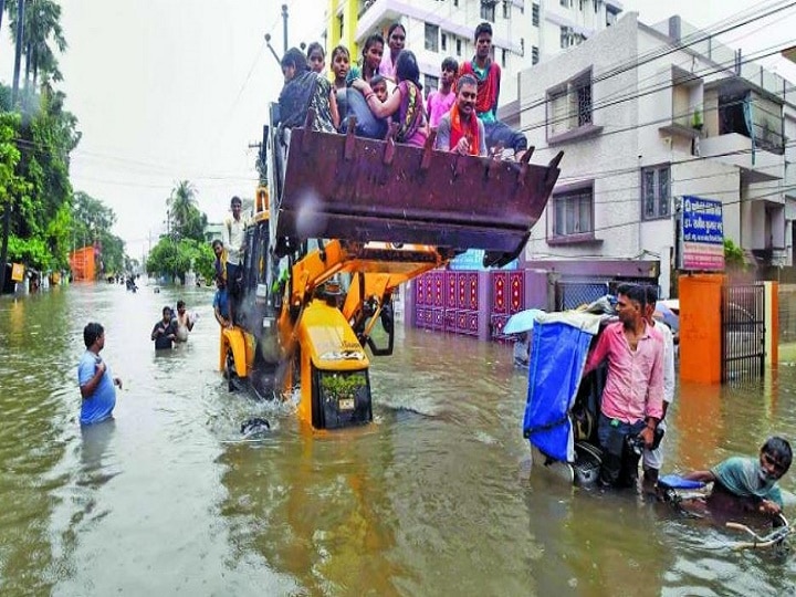 Bihar: Heavy Rains Disrupt Normal Life, Patna Worst Affected; CM Nitish Takes Stock Of Situation Bihar: Heavy Rains Disrupt Normal Life, Stranded People Rescued By JCB In Patna