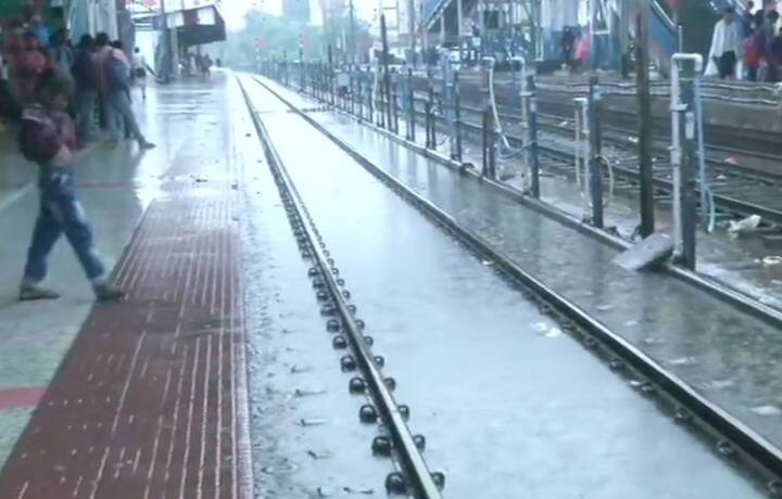 The rains also affected the movement of trains, road traffic as well as flight operations. Twelve long route trains and several passenger trains have been cancelled. (ANI Photo)