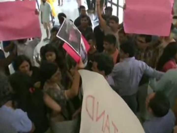 Watch: Clash Breaks Out At JNU As MoS Jitendra Singh Speaks On Article 370 Watch: Clash Breaks Out At JNU As MoS Jitendra Singh Speaks On Article 370