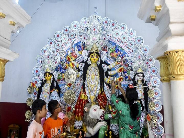 In consonance with the customs, fasting devotees offered flowers to the goddess in obeisance and later on, stuffed themselves with an array of food items. Devotees across the country danced, whistled, mingled with friends and family, relished the street foods and patiently stood in long queues before the landmark marquees. (Image: AFP)