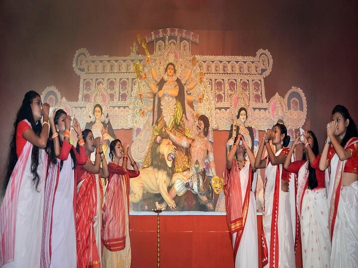 As Durga Puja 2022 reaches its end on Wednesday with Vijaya Dashami people bid adieu to the festivities for this year Durga Puja 2022: আজ বিচ্ছেদের দশমী, কৈলাস পাড়ি দেবেন উমা, গঙ্গার ঘাটে চূড়ান্ত প্রস্তুতি পৌরসভার