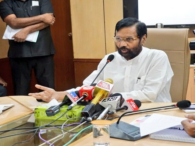 Delhi: Union Minister Ram Vilas Paswan Admitted To Escorts Hospital With Breathing Problems Ram Vilas Paswan Admitted To Escorts Hospital In Delhi