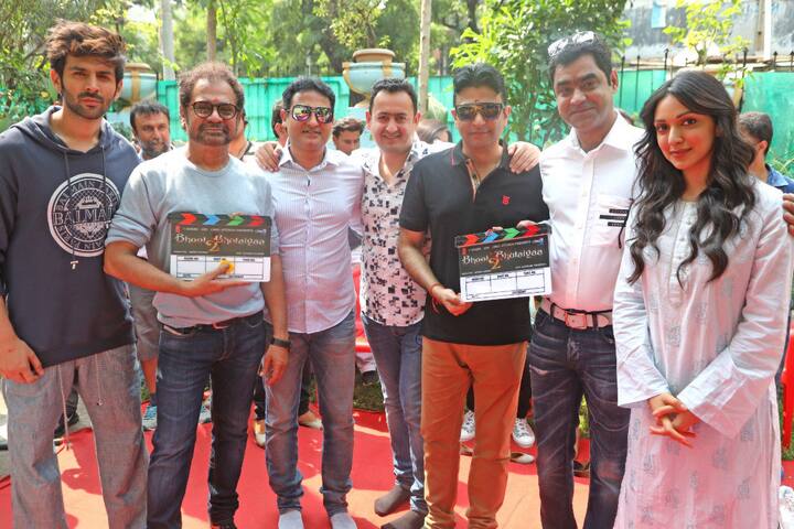 The film also featured Shiney Ahuja, Vidya Balan, Ameesha Patel, Paresh Rawal, Manoj Joshi, Asrani, Rajpal Yadav and Vikram Gokhale. Vidya's performance in 