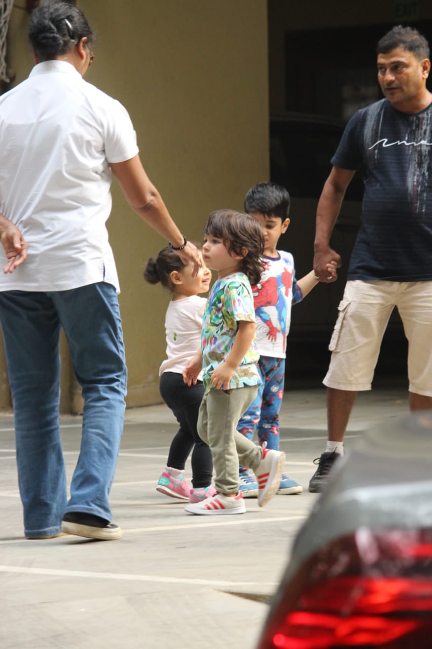 Taimur Ali Khan's Kicks Mom Kareena & Does High-Five With Her At play Date With Cousin Sister Inaaya Naumi Kemmu.. Pics-Video INSIDE!