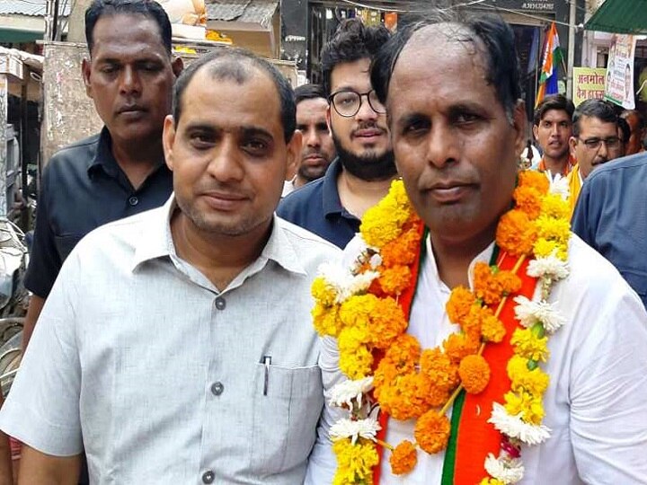 Haryana Assembly Elections 2019 BJP Candidate Seeks Votes With Shoe On His Head Haryana BJP Candidate Seeks Votes With Shoe On His Head