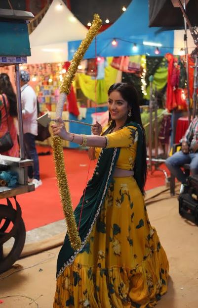 PICS:  When Colors TV LEAD Actresses Meera Deosthale & Deepika Singh Turned Archers