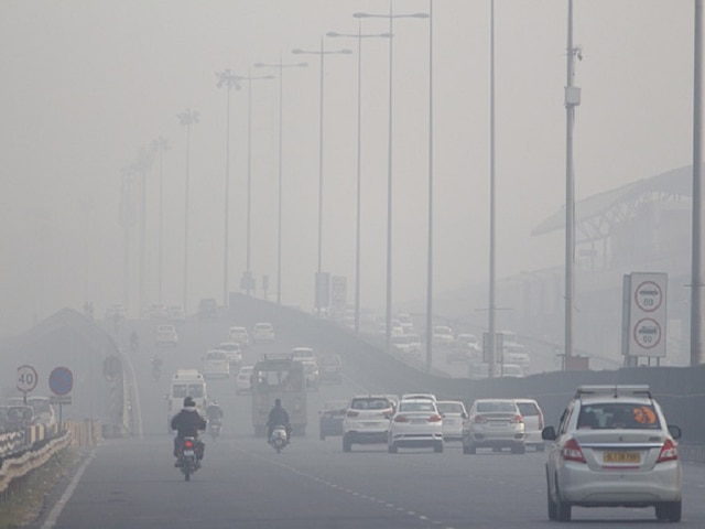 Alert! Delhi Air Quality Remains 'Poor' Due To Stubble Burning; Likely To Turn 'Very Poor' On Sunday Delhi Air Quality Remains 'Poor' Due To Stubble Burning Spike; Likely To Turn 'Very Poor' On Sunday