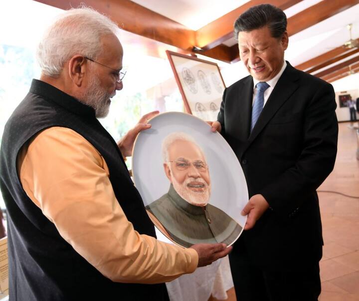  PM Modi exchanging gifts with Chinese President Xi Jinping in Mamallapuram. (Twitter)