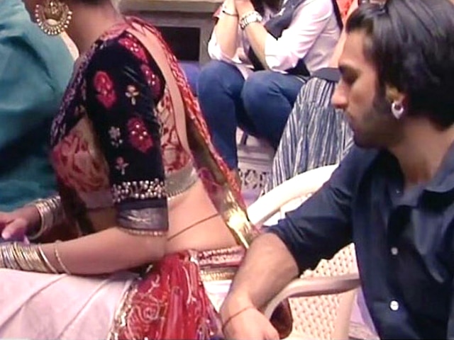 Ranveer Singh's Eyes On Deepika Padukone's Waist During 'Ram Leela' Shoot 7 Years Ago Is Winning The Internet, Wife's Reaction Is Adorable! The viral pic of Ranveer Singh's eyes on Deepika Padukone's waist during 'Ram Leela' shoot 7 years ago is winning the internet, Wife's reaction is adorable!