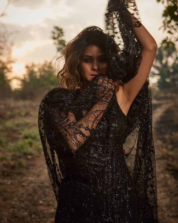 The stunner slays in her black-avatar posing in the dark and the fans can't keep calm! She wrote-