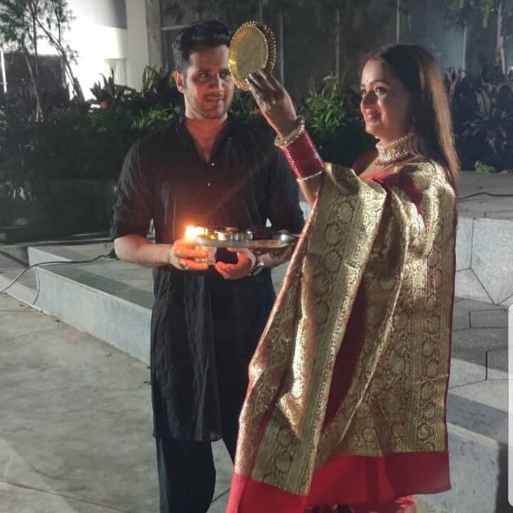 The ‘Rishton Se Badi Pratha’ actress wrote a heartfelt note for her hubby. ‘’ Blessed to hv u in my life.. U changed me ofcourse for better. I was very excited to keep fast for u not for ur lambi umar Sirf esliye ki hum hamesha sath rahe aur aise hi rahe jaise hai main galtiyan karti rahoon ap meri galtiyon ko sahi karte raho mujhe har rah me har modh pe sambhalte raho.... Meri masti ko jhelte raho mere dost mere pati mere sab kuch.’’