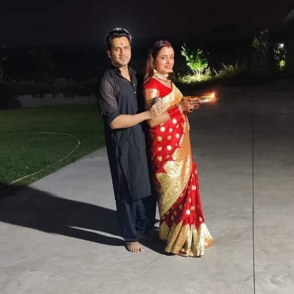 Parul looked beautiful in a red benarasi saree and jewellery. 