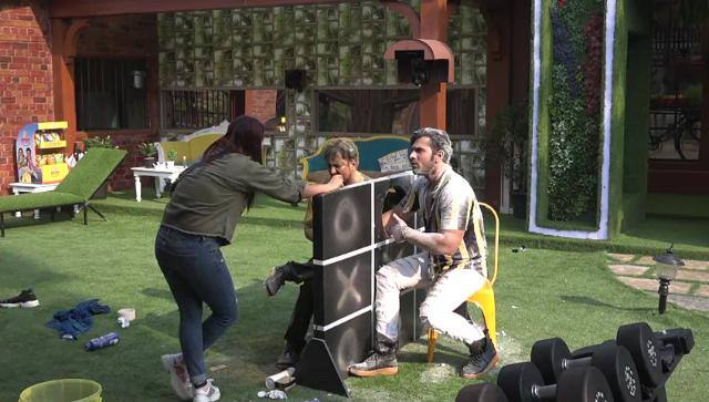 Bigg Boss had announced earlier that one of the girls and one boy would be eliminated this week in double eviction but Salman introduced the twist of both being boys. However there is yet another twist and if online buzz is to be believed, there is indeed only one eviction while the second one is cancelled. Which makes both Paras and Siddharth Dey safe from eviction.