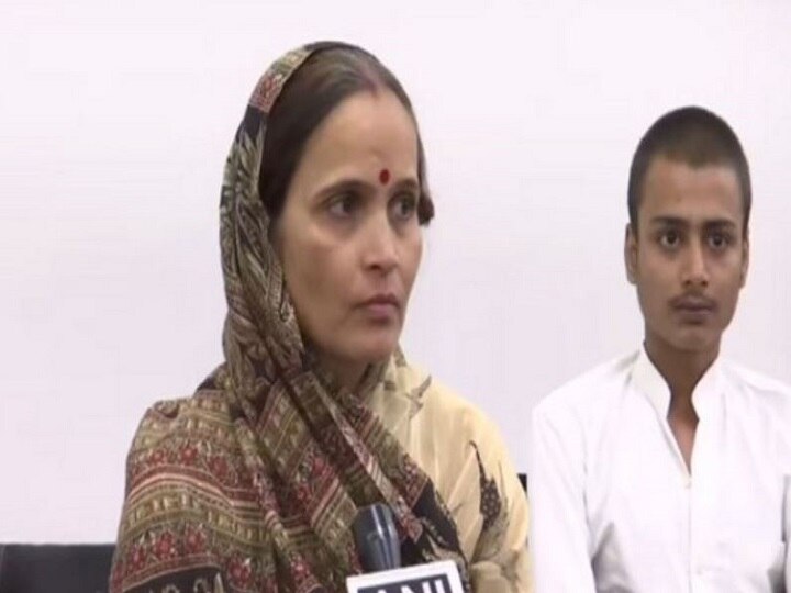 UP CM Yogi Adityanath Assures That Criminals Will Be Hanged To Death: Kamlesh Tiwari's Widow UP CM Yogi Adityanath Assures That Criminals Will Be Hanged To Death: Kamlesh Tiwari's Widow