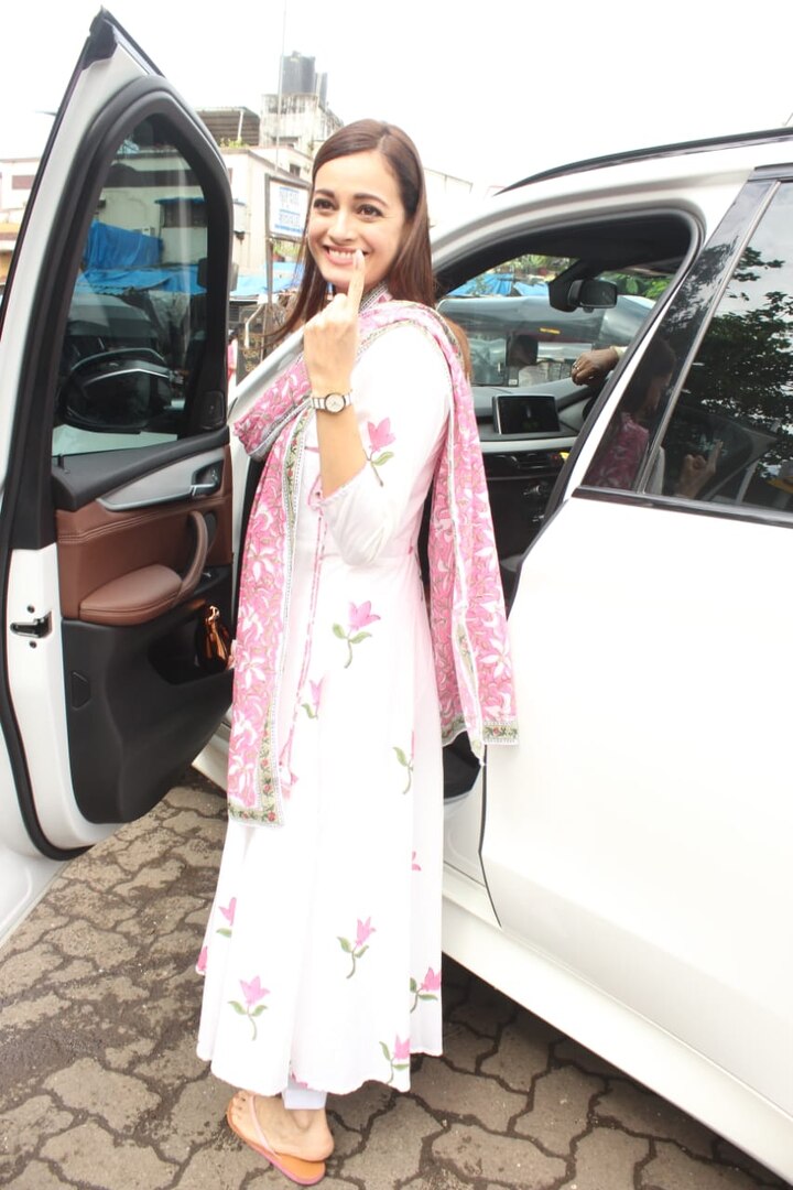 Dia flaunted her inked finger while striking a pose for the paps.