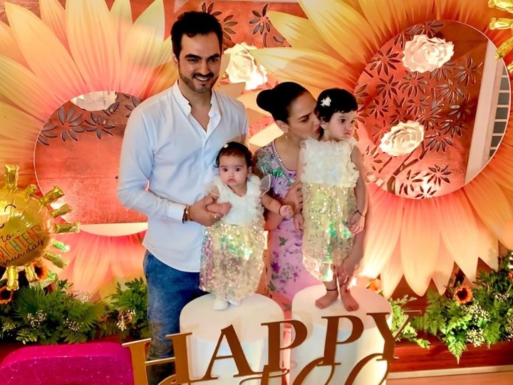 Esha Deol Miraya Takhtani Radhya Takhtani Bharat Takhtani Family Photo Esha Deol Poses With Hubby Bharat, Daughters Radhya & Miraya For The PERFECT Family Photo