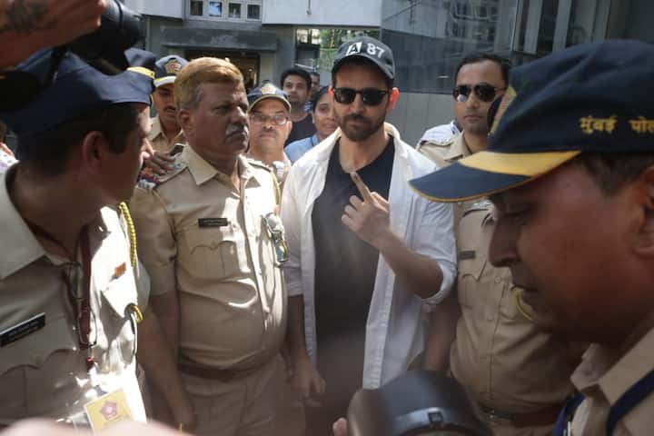 Hrithik Roshan posed for the paparazzi after casting his vote.
