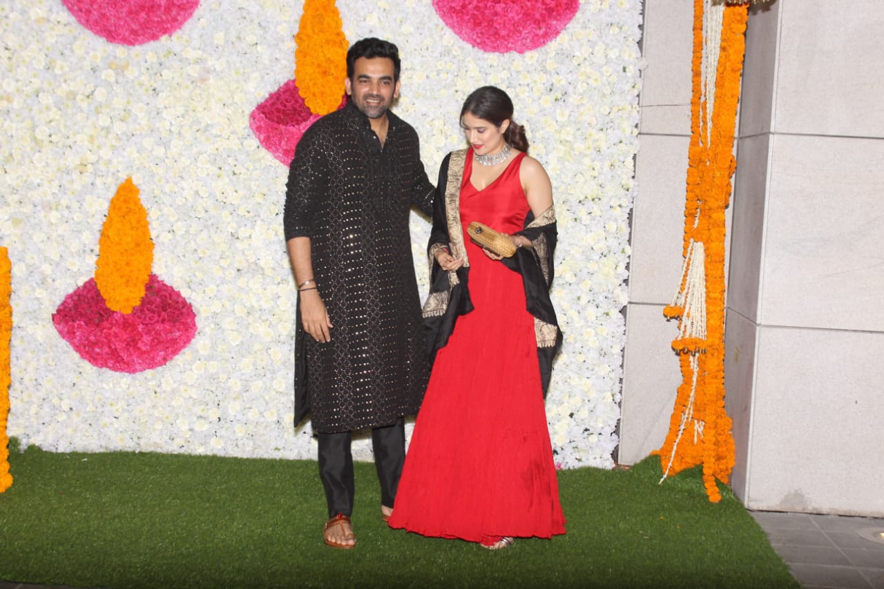 Mukesh Ambani Diwali 2019 Bash: Yuvraj Singh's Wife Hazel Keech Forgets Her Kurta Home, Aamir Khan's Daughter Ira Lends Her A Top!