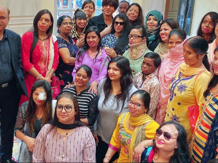 SRK's Meer Foundation helps with treatment of 120 acid attack victims, Actor informs about the initiative #ToGetHerTransformed with a group picture SRK's Meer Foundation Helps With Treatment Of 120 Acid Attack Victims, Star Poses With The Girls Thanking for The #ToGetHerTransformed Initiative!