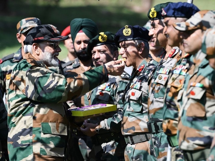 Diwali 2019: PM Modi Celebrates Diwali With Troops On LoC; To Also Visit Pathankot Airbase J&K: PM Modi Celebrates Diwali With Troops At Rajouri LoC;  Also Visits Pathankot Airbase To Meet Air Warriors