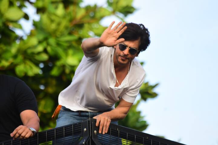 King Khan wore white t-shirt and blue denims.  Like every year, the 'Chennai Express'  actor waved to his fans along with son AbRam from his residence's caged balcony.


