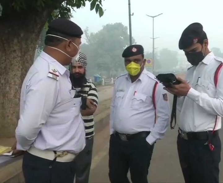 Police fines a driver for using an odd numbered vehicle, near India Gate. (ANI)