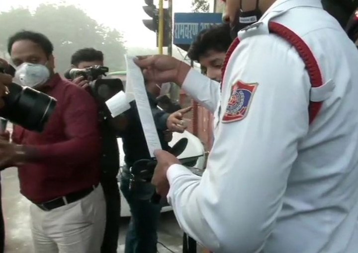 Traffic Police fines a driver for using an odd numbered vehicle, near ITO. (ANI)