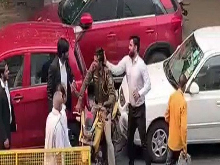 Delhi Police v lawyers cop thrashed by advocates outside Saket court Delhi: Cop On A Bike Thrashed By Lawyers Outside Saket Court (WATCH VIDEO)