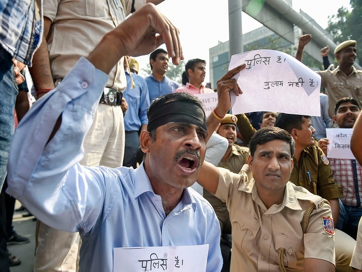 Delhi Police Protest: Thousands Of Cops Take To Streets Against Attack On Colleagues Delhi Police Protest: Thousands Of Cops Take To Streets Against Attack On Colleagues