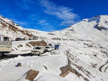 Jammu & Kashmir: Heavy Snowfall Forces Closure of Srinagar-Leh Highway; Phone Lines, Electricity Affected