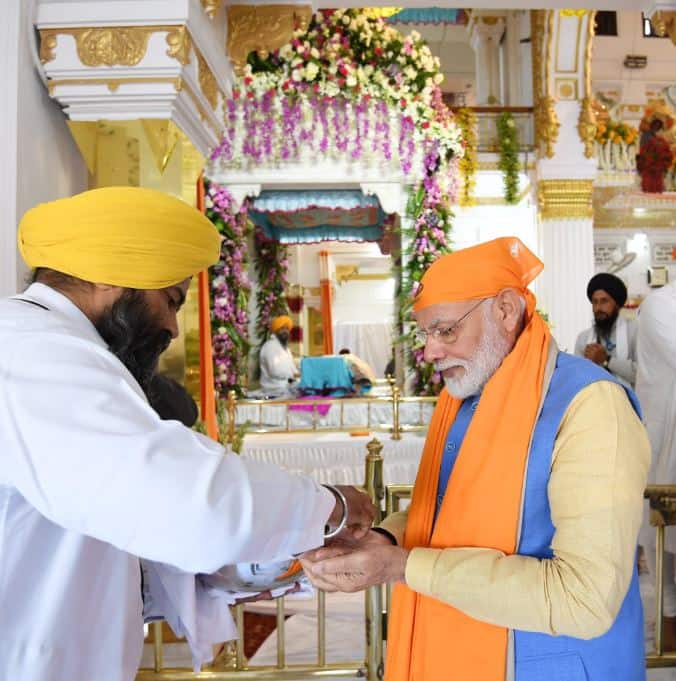 At the Gurdwara, Modi was accompanied by Punjab Governor and Chandigarh Administrator V P Singh Badnore, Chief Minister Amarinder Singh and Union Minister and SAD MP, Harsimrat Kaur Badal./Image tweeted by @narendramodi