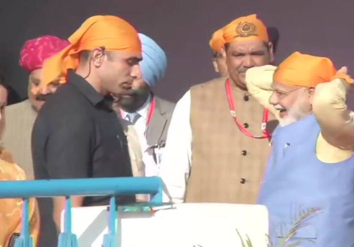 The prime minister was presented a 'siropa' (robe of honour) by Kaur on behalf of the SGPC./Image: ANI