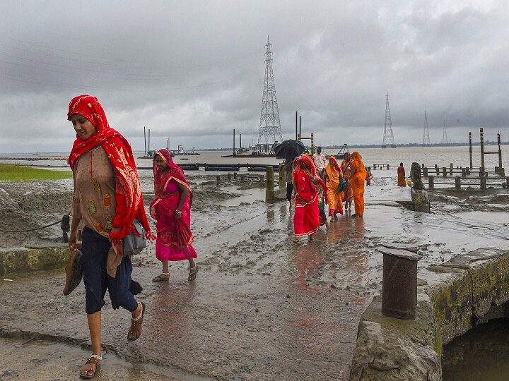 Cyclone Bulbul: 4 Deaths Reported; PM Modi Speaks With Mamata Banerjee On Situation Cyclone Bulbul: 4 Deaths Reported; PM Modi Speaks With Mamata Banerjee On Situation