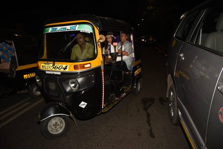 The pictures of Malaika riding the autorickshaw with her mother have been making rounds now on social media