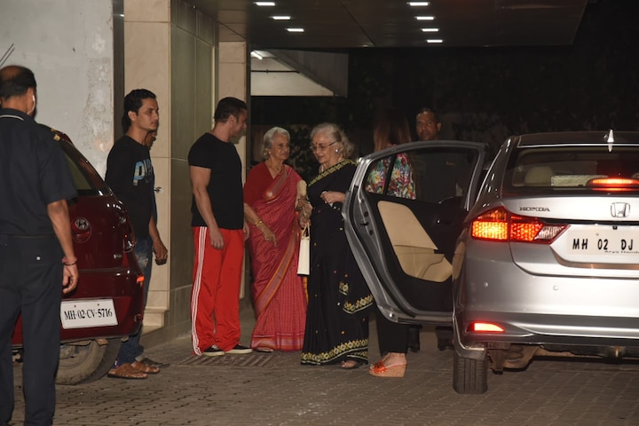 Helen's close friends and veteran actresses Waheeda Rehman & Asha Parekh too attended the bash. (Photo: Manav Manglani)