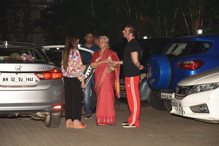 Here's a picture in which Sohail & Seema Khan are seen greeting Waheeda Rehman. (Photo: Manav Manglani)