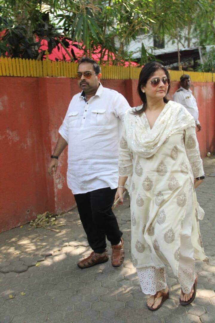 Music composer and singer Shankar Mahadevan was spotted at Shaukat Kaifi's funeral.