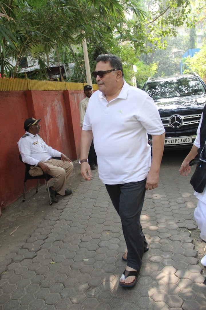 Veteran actor Rishi Kapoor, who returned back to India after treatment in the USA, also attended Shaukat Kaifi's funeral. (PIC Credit- Manav Manglani)