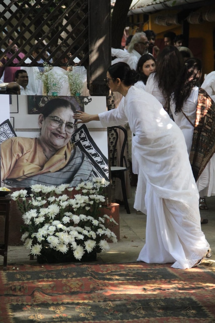 Veteran actress Reka paid her last respect to late Shaukat Kaifi. (PIC Credit- Manav Manglani)