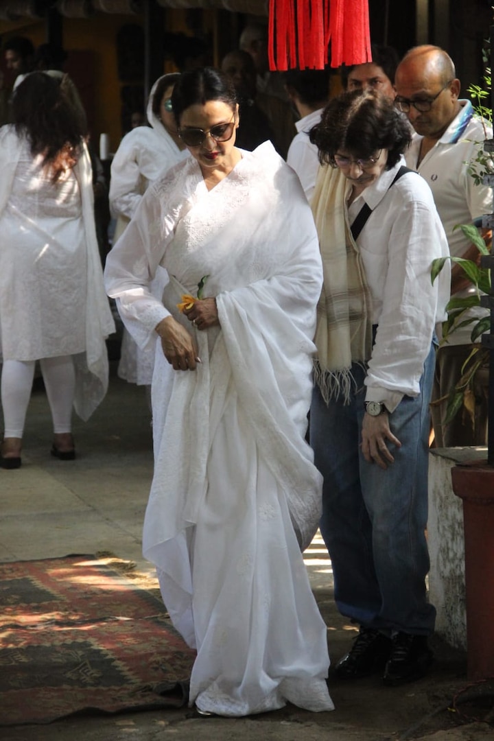 Rekha was seen with her secretary Farzana at the funeral. (PIC Credit- Manav Manglani)