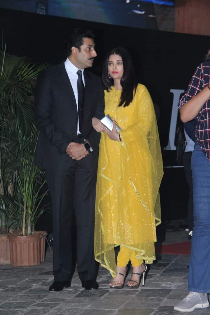 Aishwarya was spotted holding Abhishek’s arms at the event.