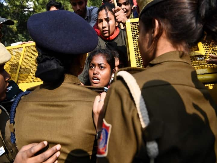 Police block demonstrators as they march to protest against the alleged rape and murder of a 27-year-old veterinary doctor in Hyderabad, in New Delhi on December 2, 2019. (Photo by Sajjad HUSSAIN / AFP)